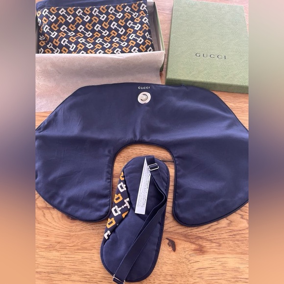 Gucci Travel Set Neck Pillow & Eye Mask Travel Bag - Picture 6 of 6